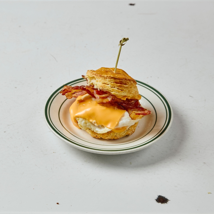 Egg, cheese & bacon biscuit Banjo breakfast sandwich tray